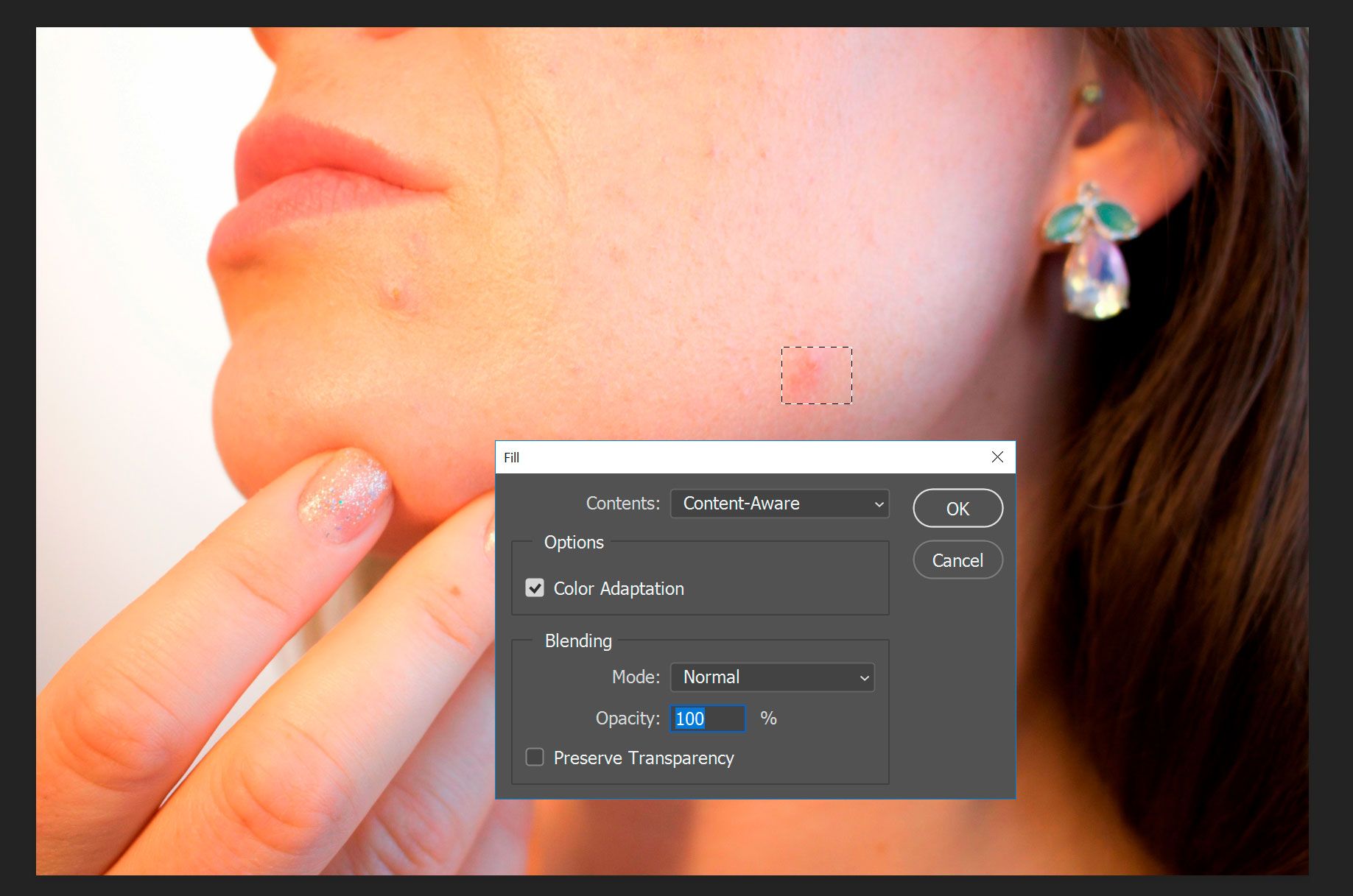 Photoshop удаляет пятна с лица с помощью контент-знания заполнения..